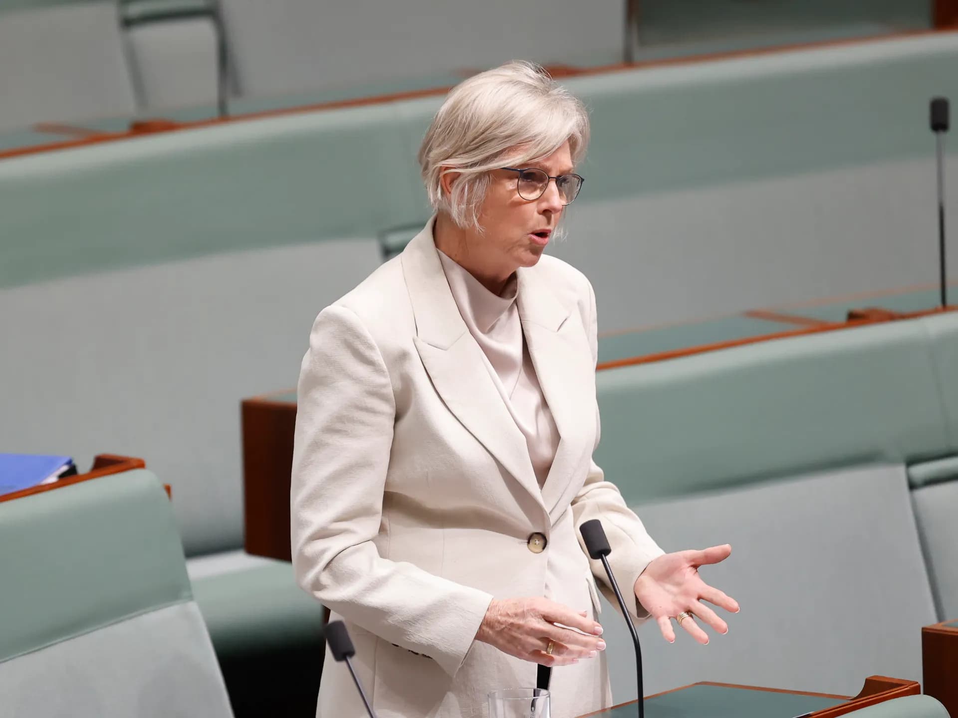 La diputada independiente Helen Haines interviene en la Cámara de Representantes de Australia, en Canberra
