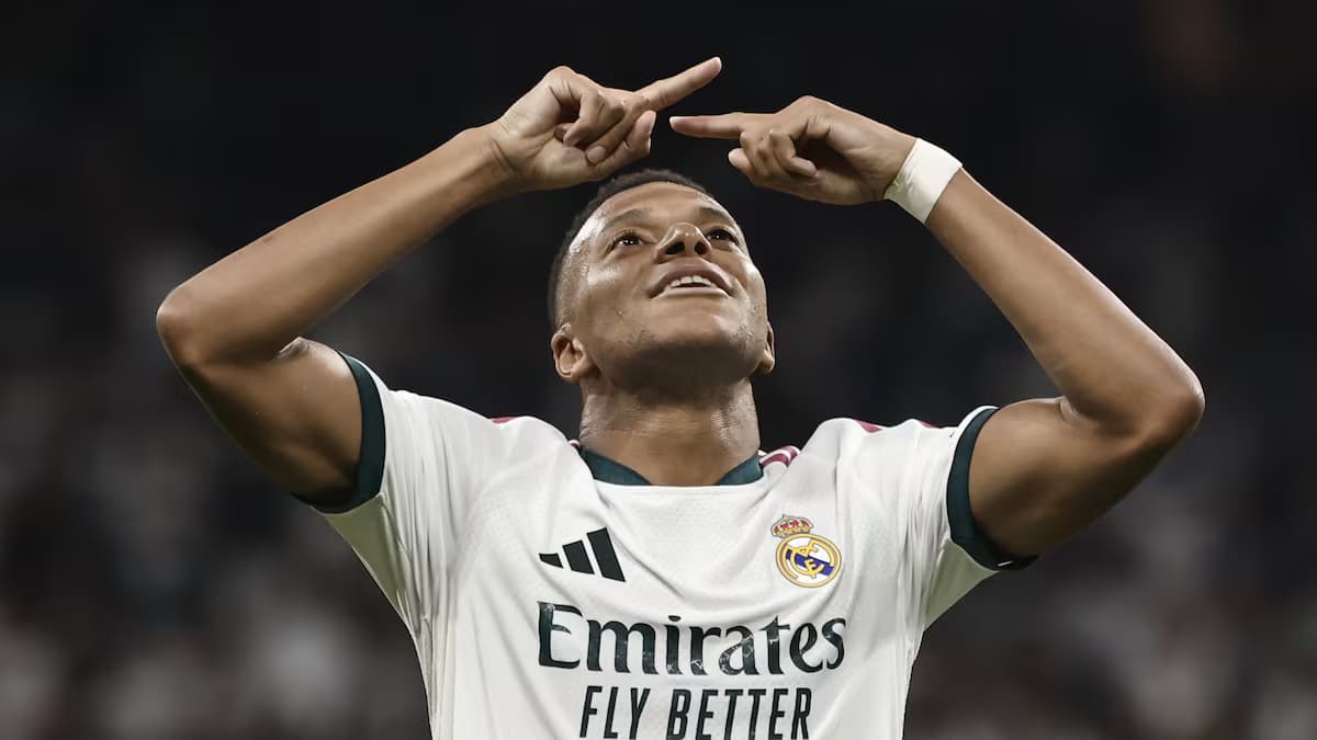 Kylian Mbappé celebra un gol con el Real Madrid señalándose la cabeza con ambas manos