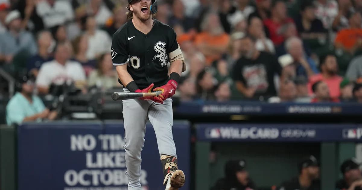 Chase Meidroth, de los White Sox, celebra tras conectar su jonrón ante los Astros en Houston