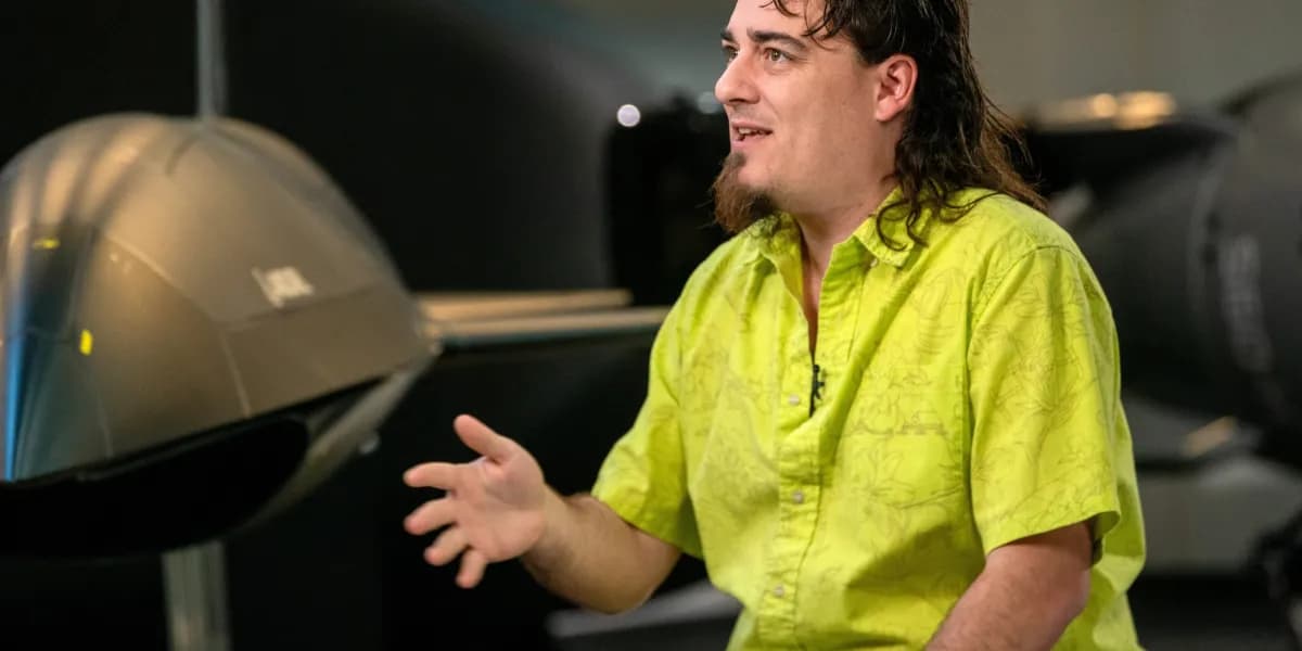 Palmer Luckey, fundador de Anduril, durante una entrevista en la sede de la empresa en Costa Mesa, California