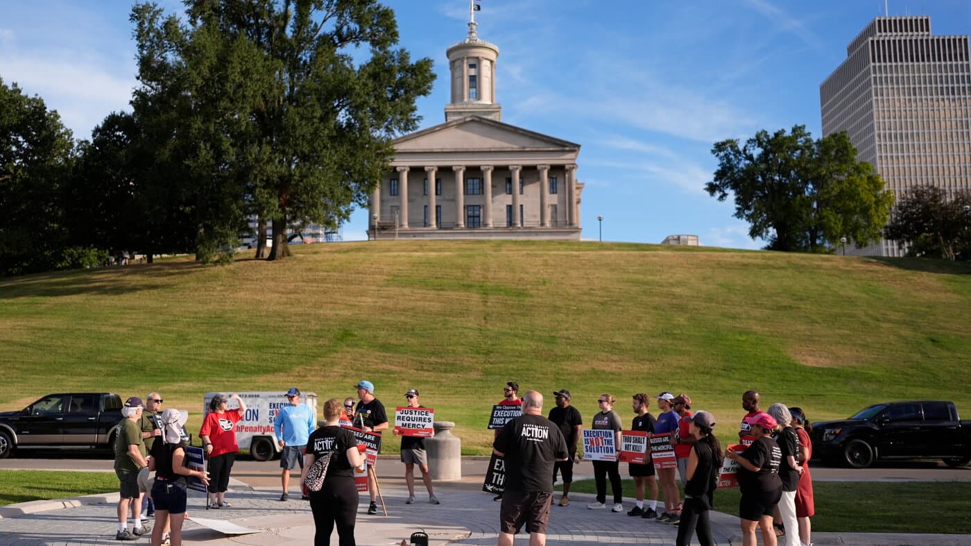 Manifestantes contra la pena de muerte frente al Capitolio de Tennessee, en Nashville, el domingo 27 de septiembre de 2026