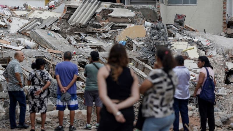 Labores de rescate entre los escombros tras el terremoto en Colombia