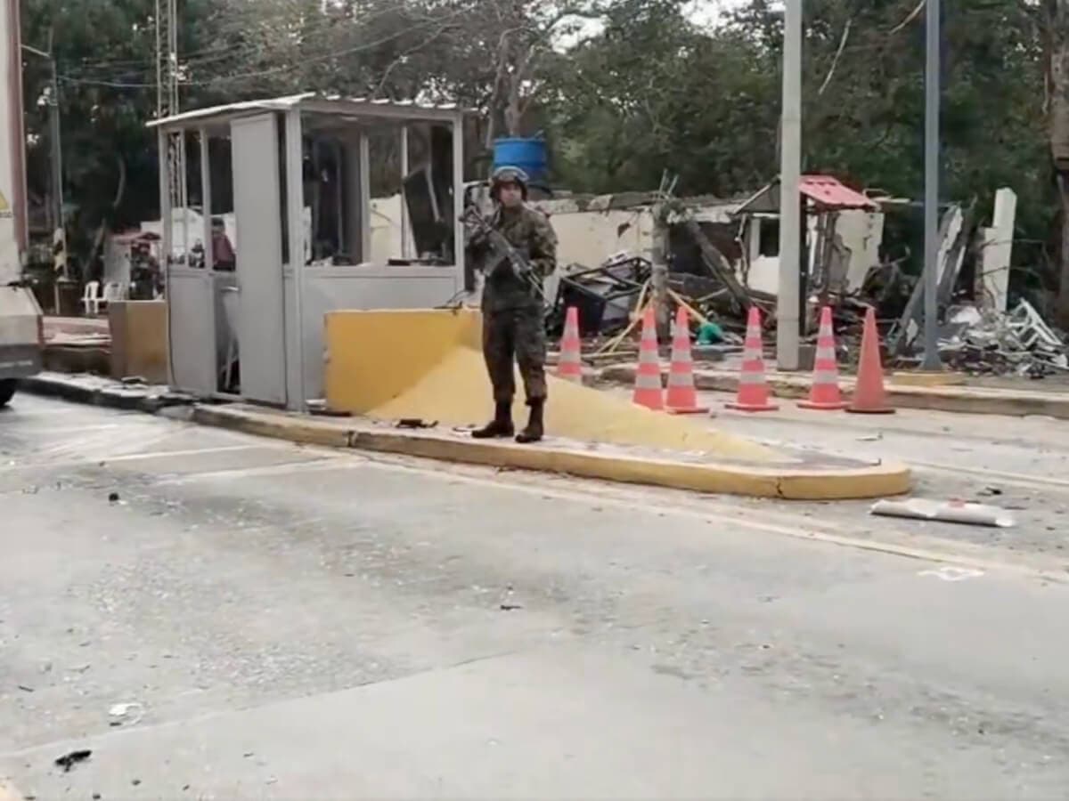 Un soldado custodia las casetas del peaje El Mango, en La Sierra (Cauca), entre escombros tras la explosión