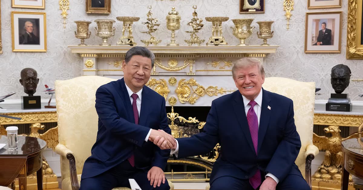 Xi Jinping y Donald Trump se dan la mano sentados en la Oficina Oval