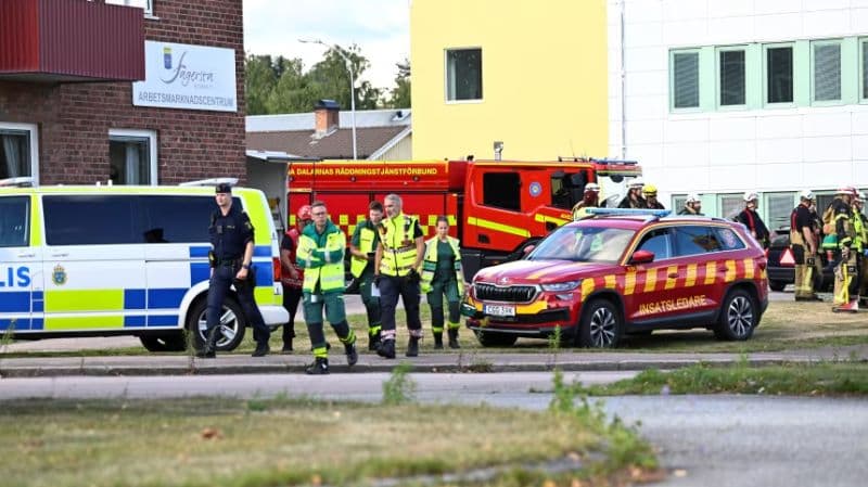 Policía sueca frente a la escuela de Fagersta tras el ataque