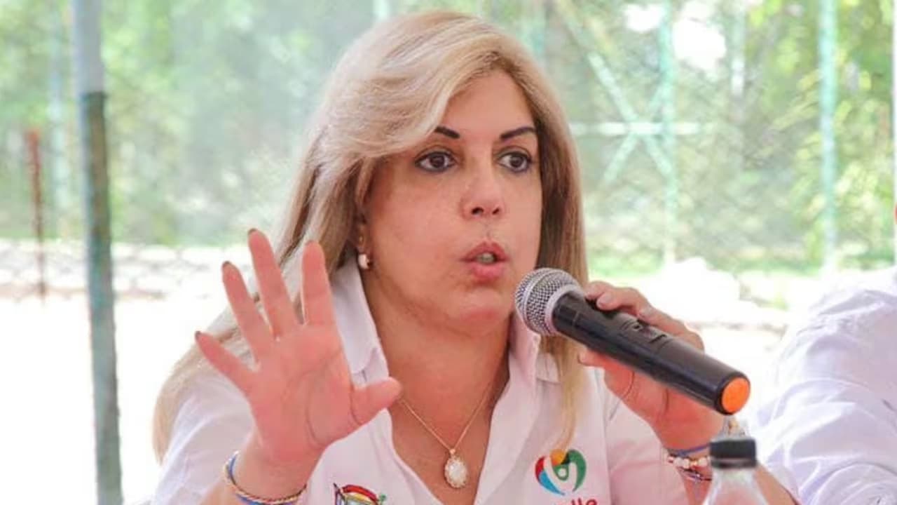 Clara Luz Roldán, exgobernadora del Valle del Cauca, durante una intervención pública