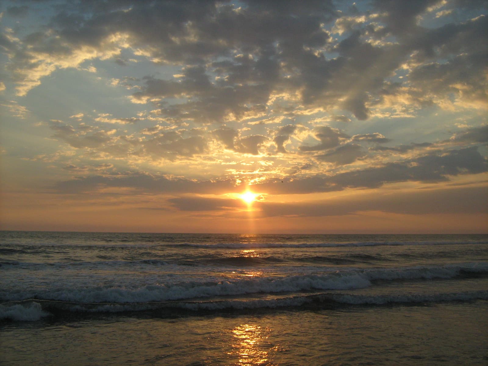 Atardecer sobre el océano Pacífico desde la playa de Tilapa, en el municipio de Ocós, departamento de San Marcos, el punto habitado más cercano al epicentro, en una fotografía de archivo