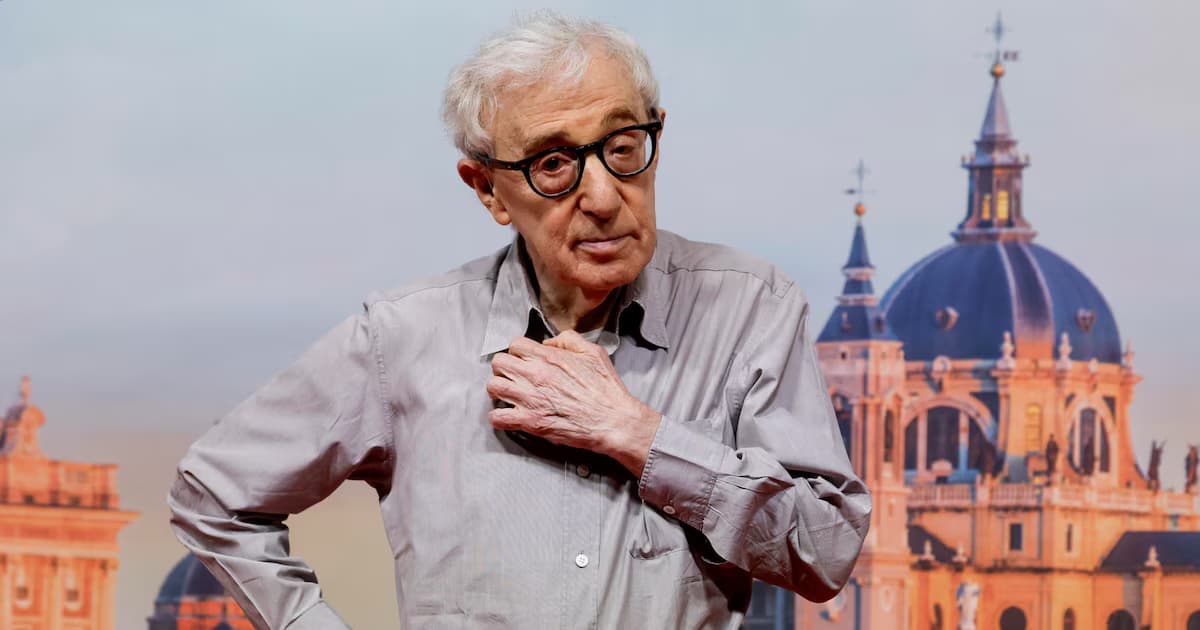 Woody Allen posa ante una imagen de la catedral de la Almudena durante la presentación de su nueva película en Madrid