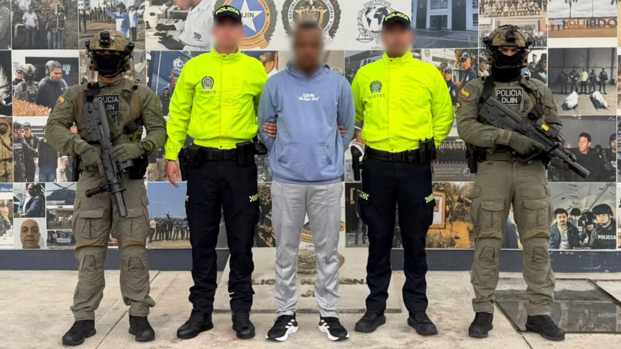 Policías custodian a uno de los capturados del Clan del Golfo