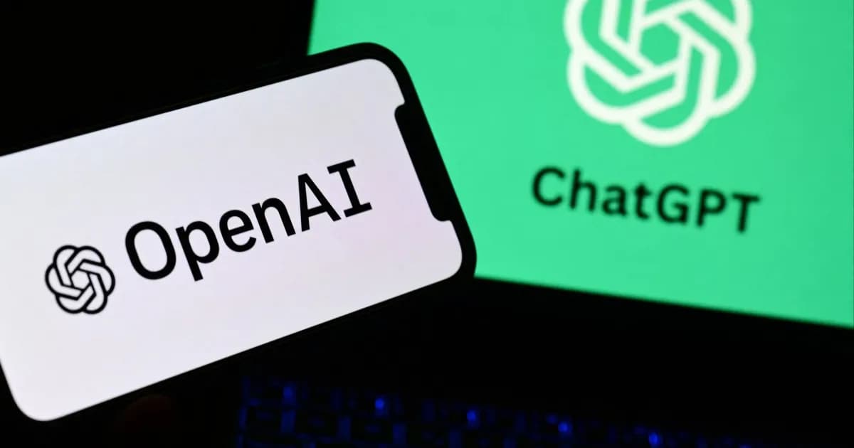 Logotipos de OpenAI y ChatGPT en la pantalla de un celular y de un computador