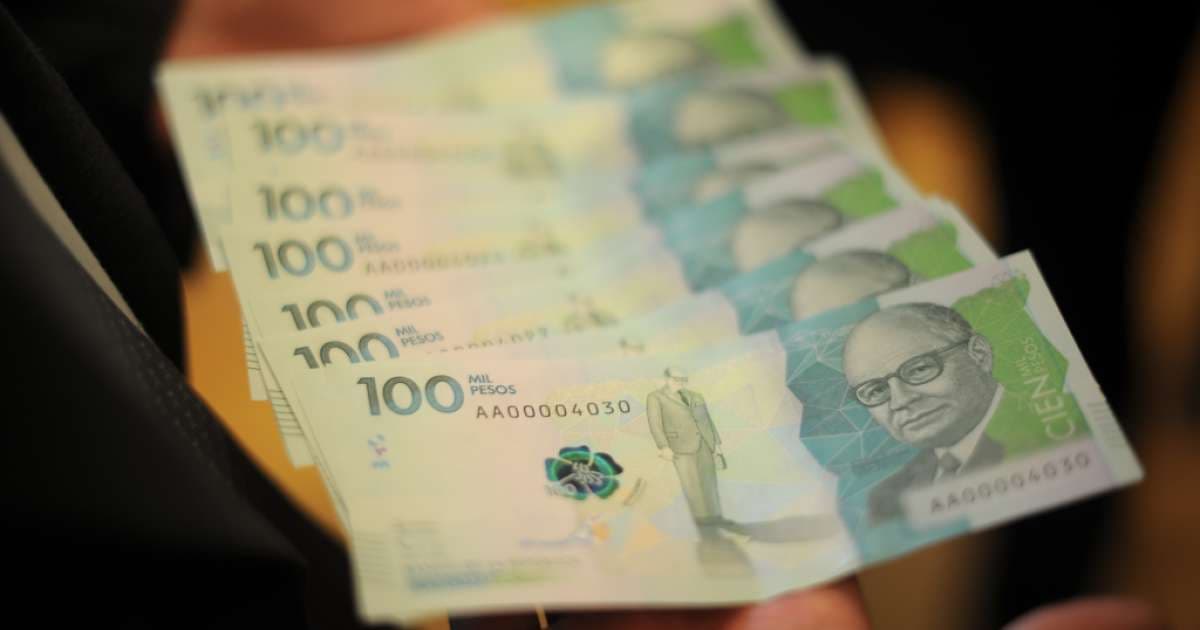 Personas adultas mayores en una oficina de atención al pensionado