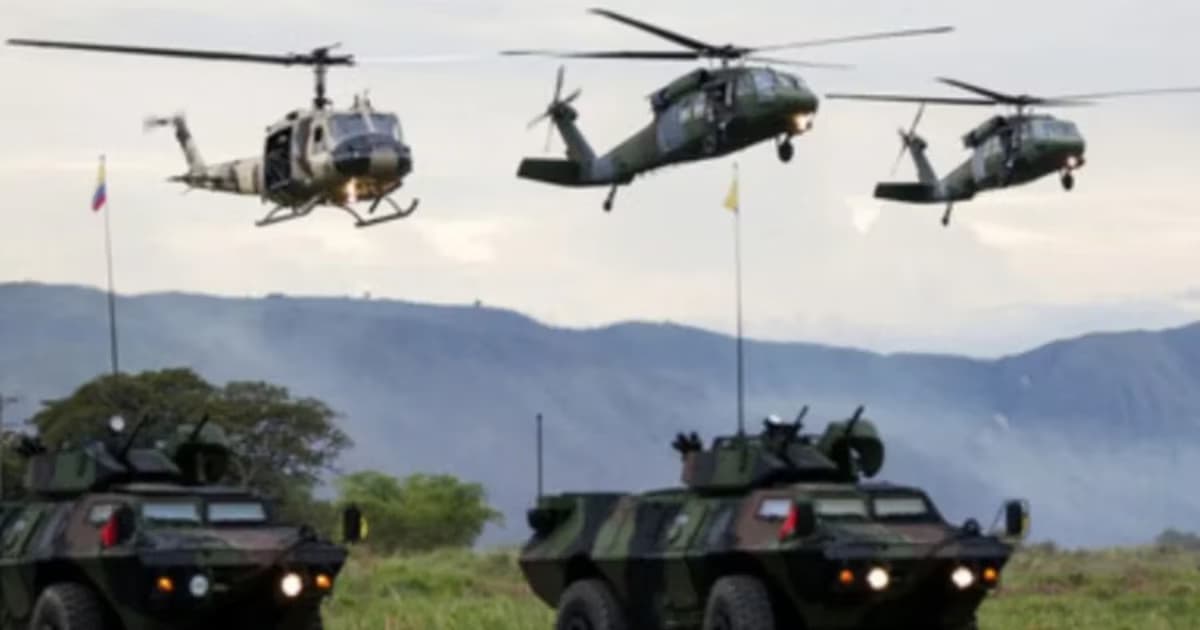 Militares colombianos durante una operación en zona rural