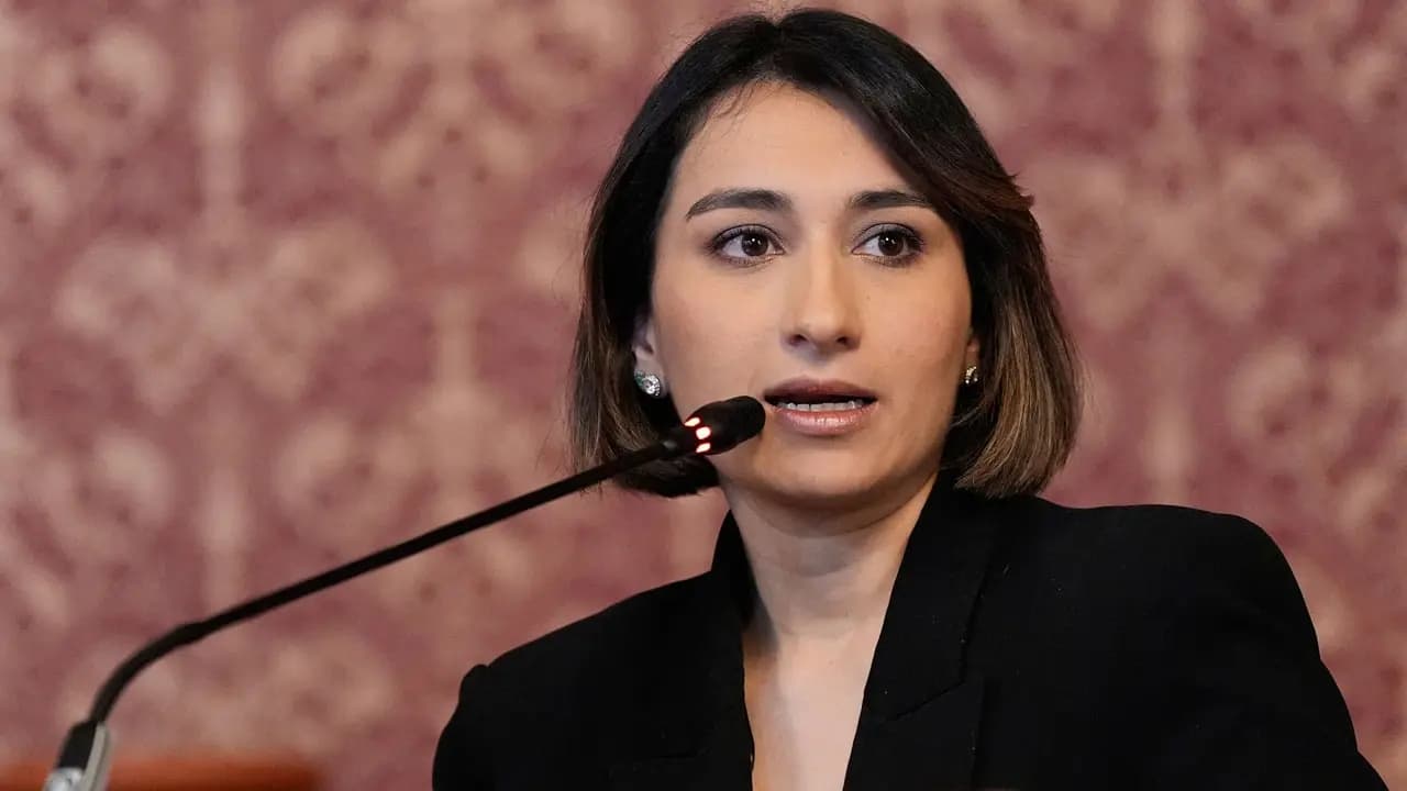 Laura Sarabia habla ante un micrófono durante una intervención pública
