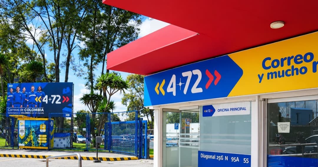 Fachada de la oficina principal de 4-72 en Bogotá