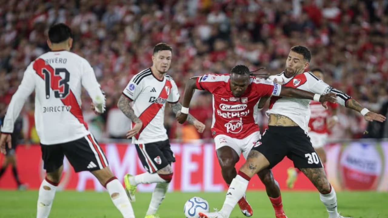 Partido entre Independiente Santa Fe y River Plate en el estadio El Campín