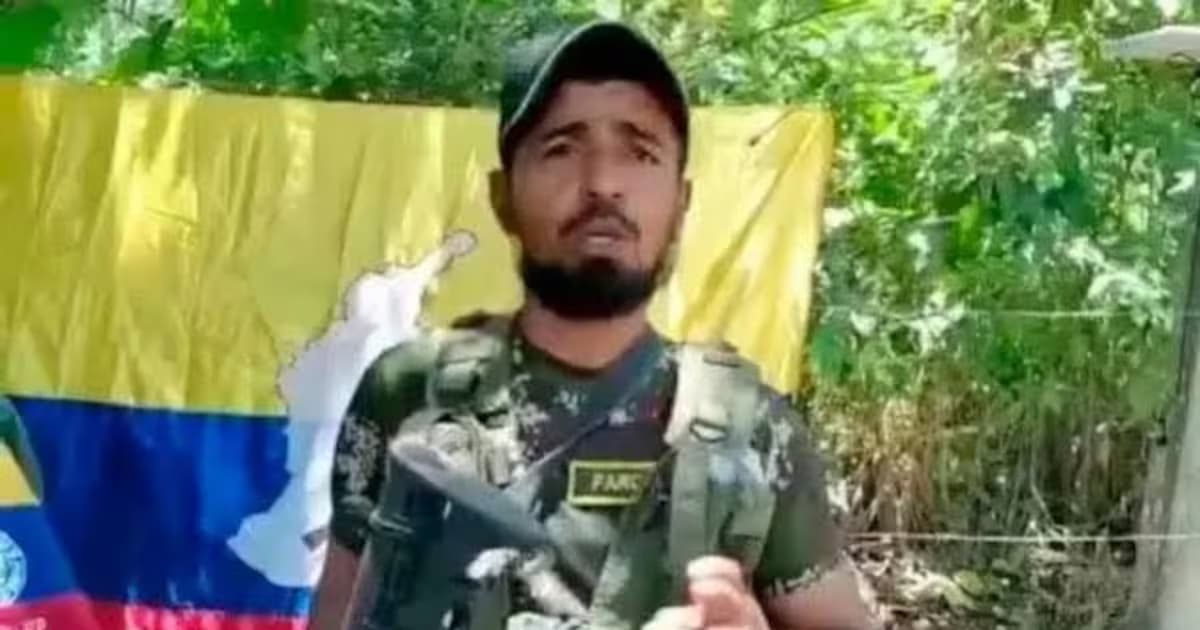 Willinton Henao Gutiérrez, alias Mocho Olmedo, frente a una bandera en un video de las disidencias