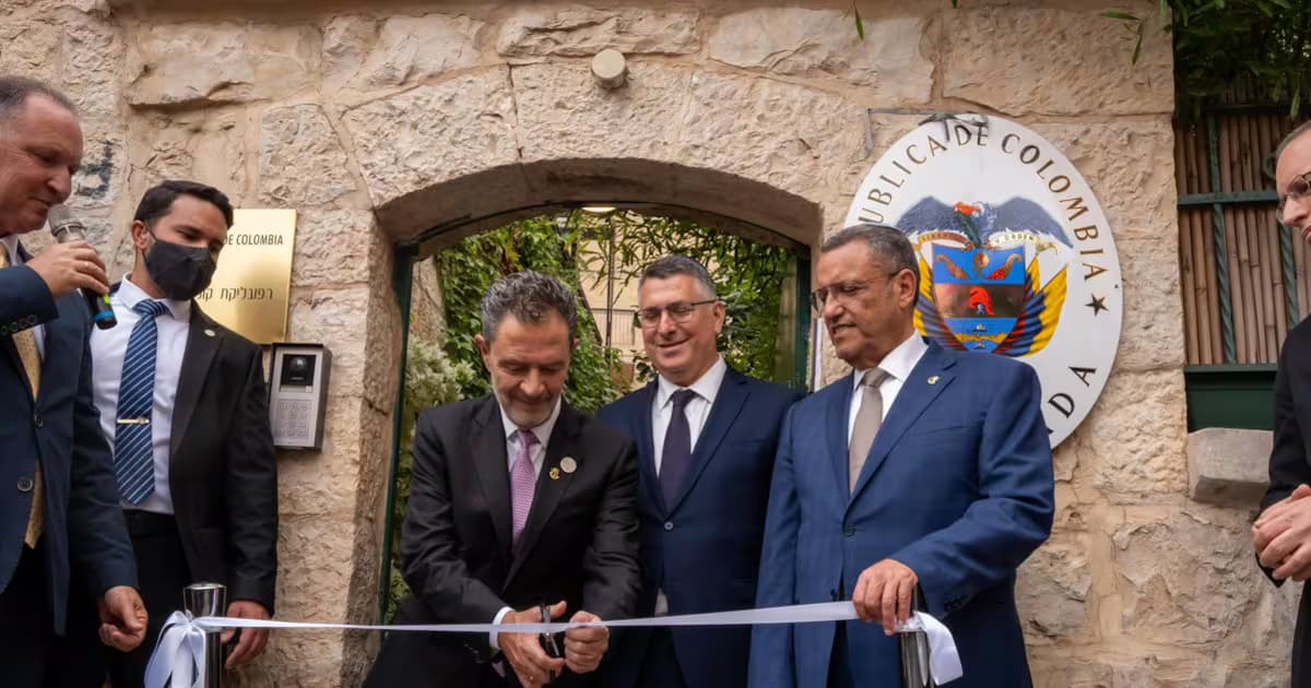 El canciller Omar Bula y el ministro israelí Gideon Sa'ar cortan la cinta de la embajada de Colombia en Jerusalén