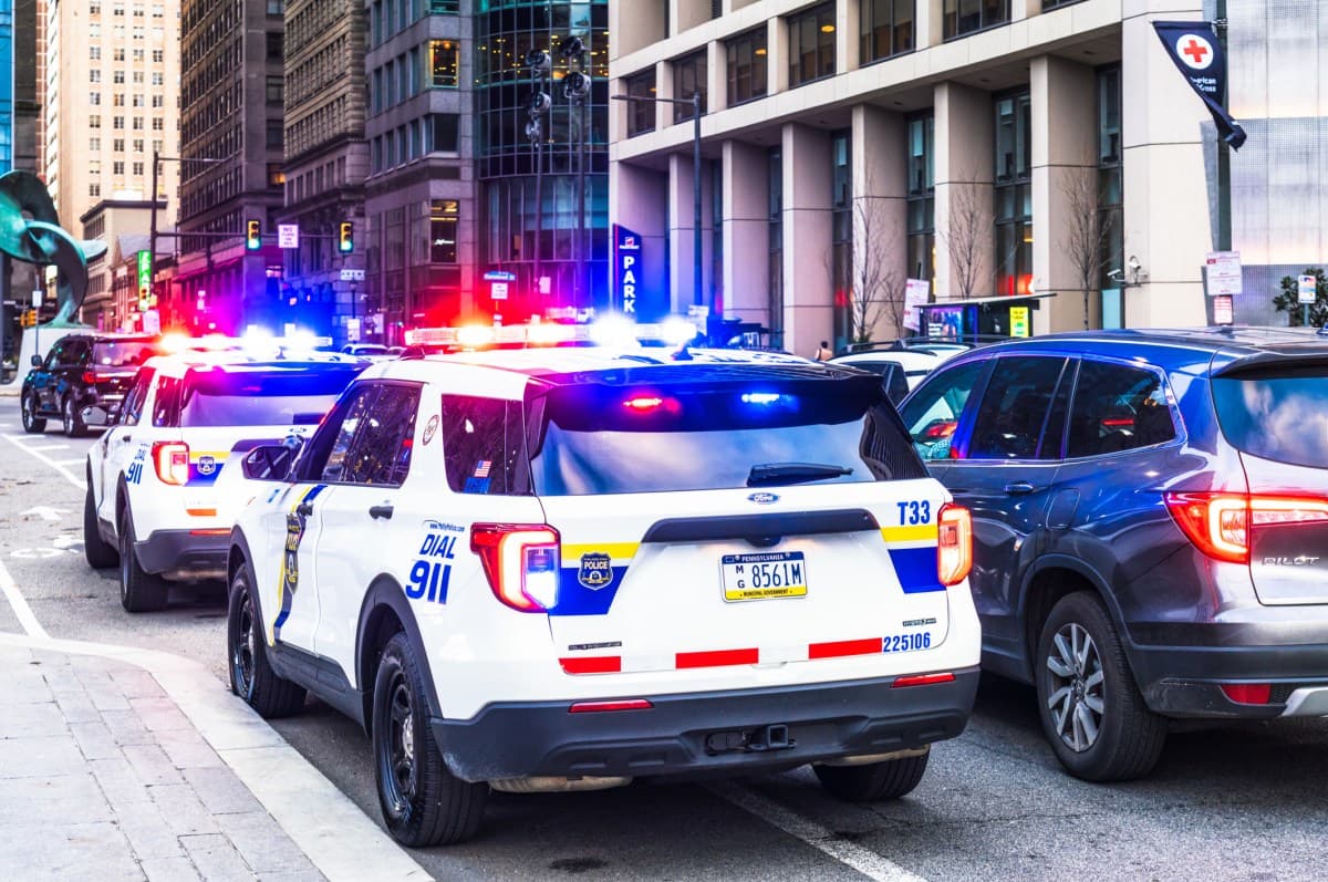 Patrullas de la Policía de Filadelfia con las luces encendidas en una calle del centro de la ciudad