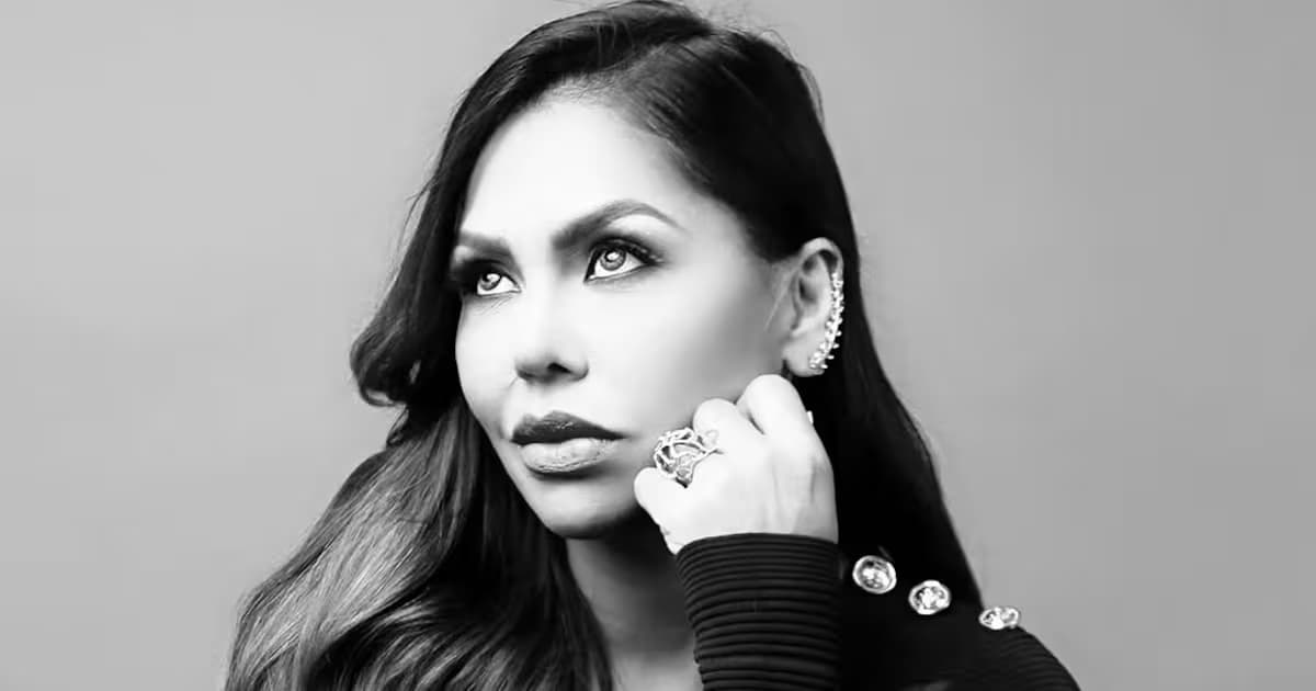 Retrato en blanco y negro de la actriz Andreína Yépez con el cabello suelto y la mano apoyada en el mentón