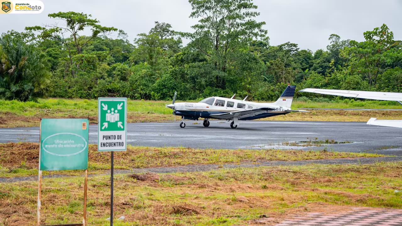 Una avioneta en la pista del aeródromo de Condoto, Chocó