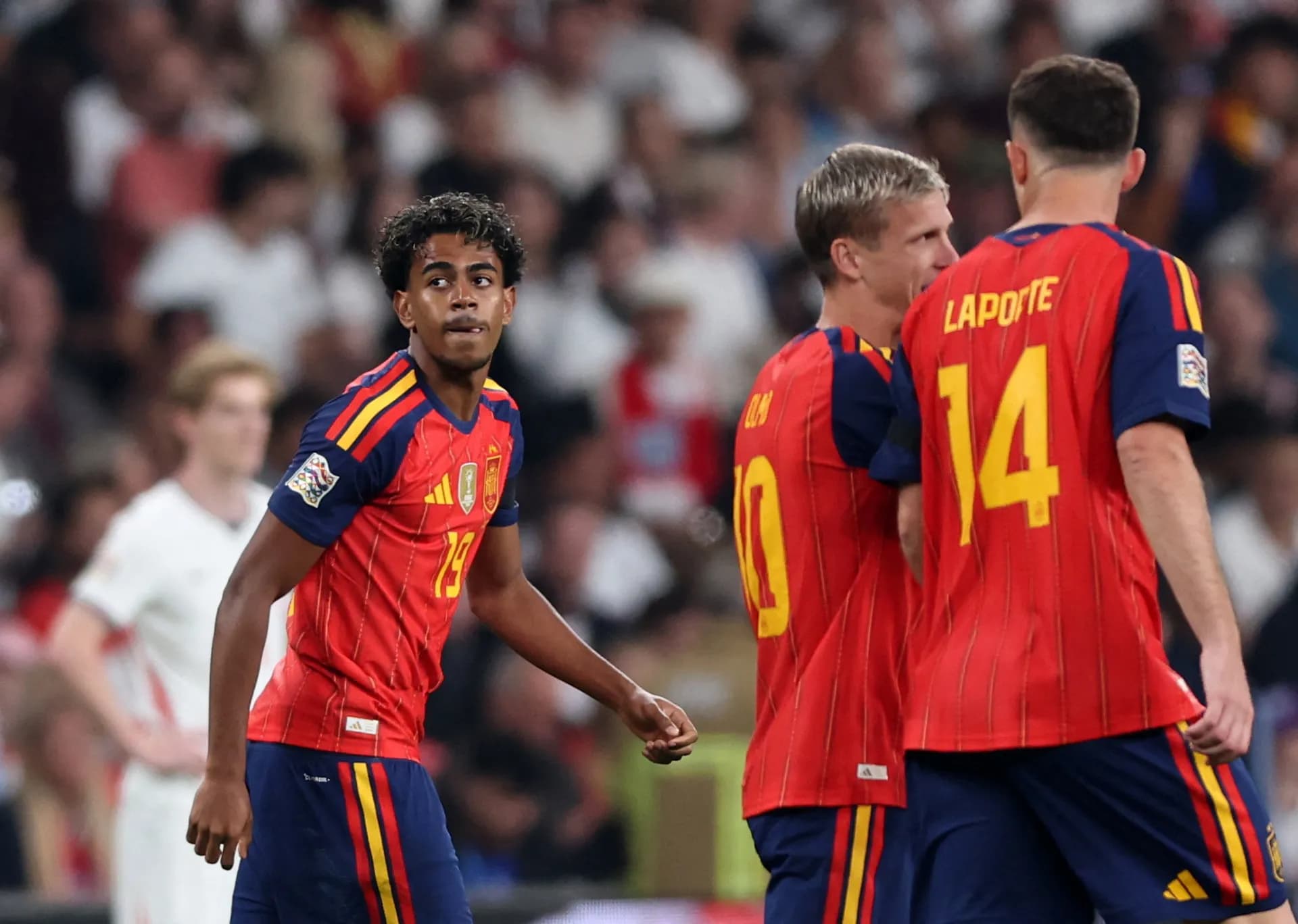 Lamine Yamal celebra su gol con Dani Olmo y Aymeric Laporte