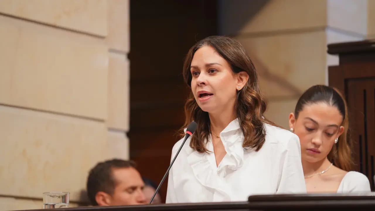 María Claudia Tarazona habla en el atril del Congreso de la República