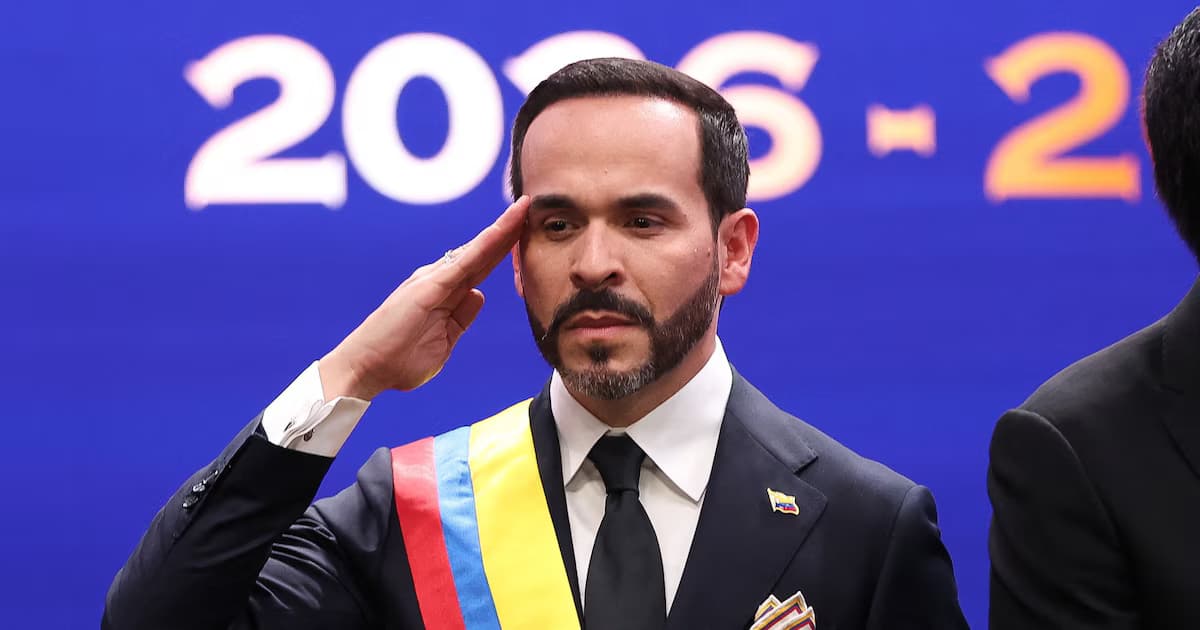 Abelardo De La Espriella saluda con la banda presidencial durante su posesión