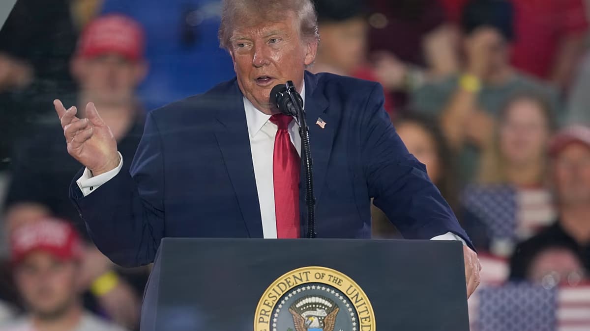 Donald Trump habla desde un atril presidencial durante un mitin de campaña