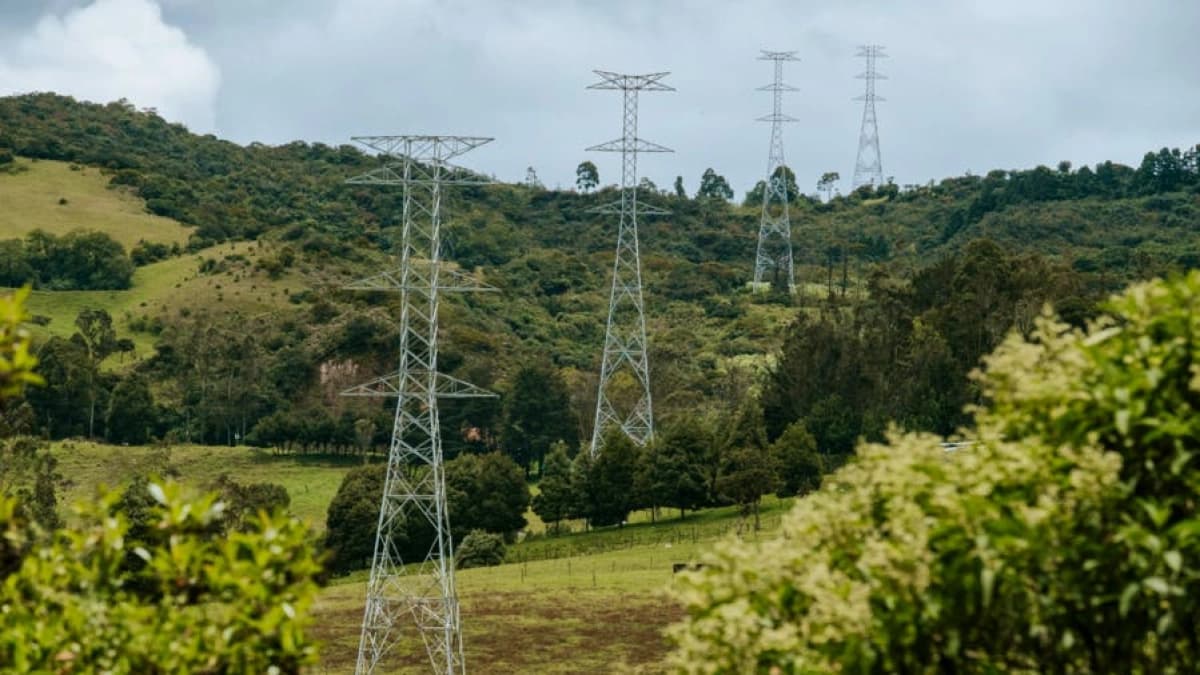 Torres de una línea de transmisión eléctrica del Grupo Energía Bogotá entre montañas de Cundinamarca