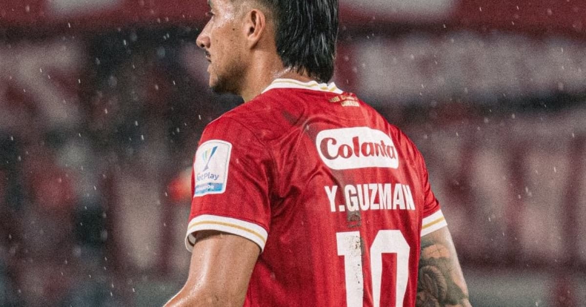 Yeison Guzmán, con la camiseta número 10 del América de Cali, bajo la lluvia en el estadio