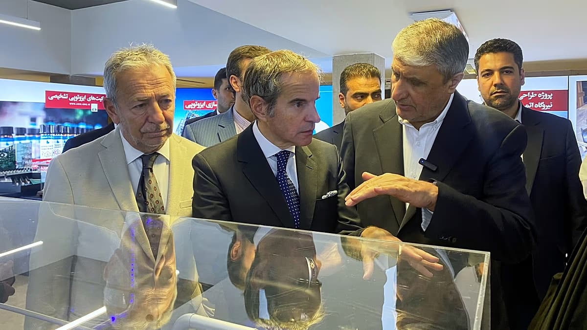 El director general del OIEA, Rafael Grossi, conversa con funcionarios iraníes durante una visita
