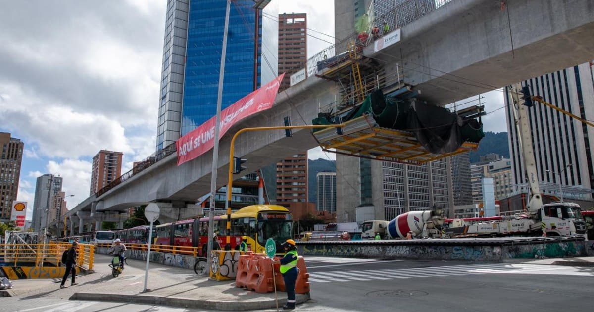 Viaducto y trenes de la primera línea del metro de Bogotá