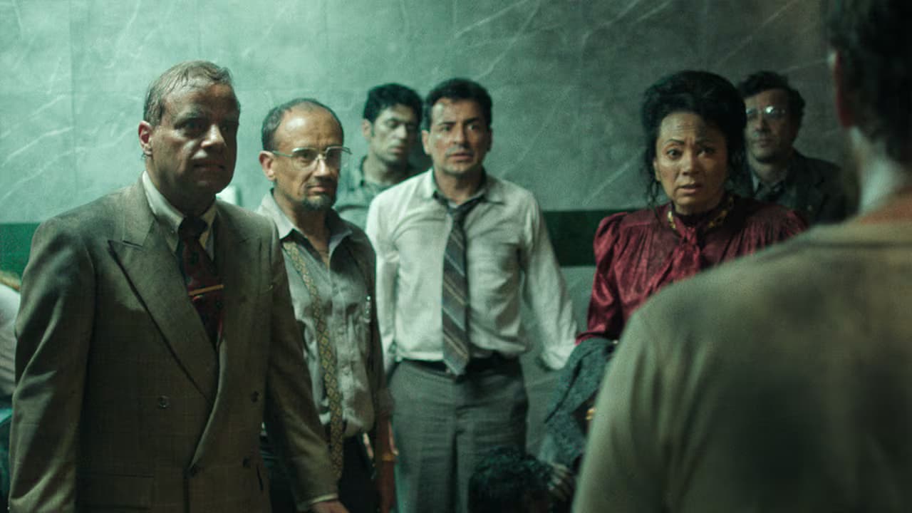 Escena de la película «Noviembre», con rehenes dentro del Palacio de Justicia