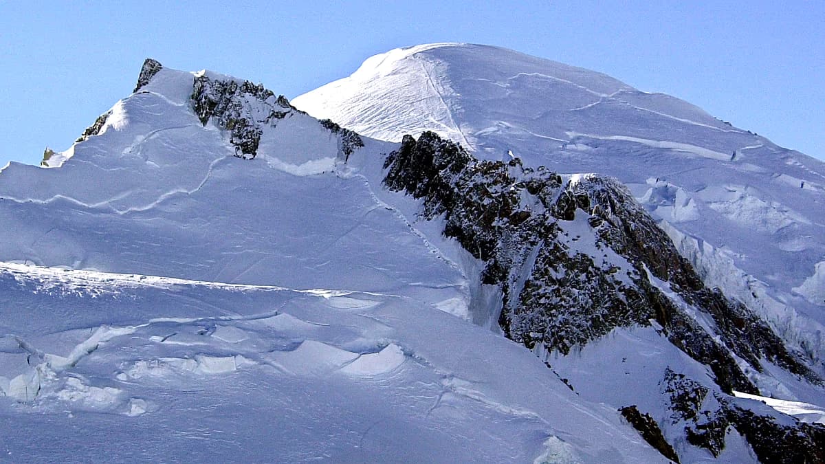 La cima nevada del Mont Blanc bajo un cielo despejado