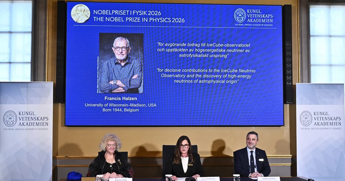 Miembros de la Real Academia Sueca de Ciencias anuncian en Estocolmo a Francis Halzen como ganador del Nobel de Física 2026