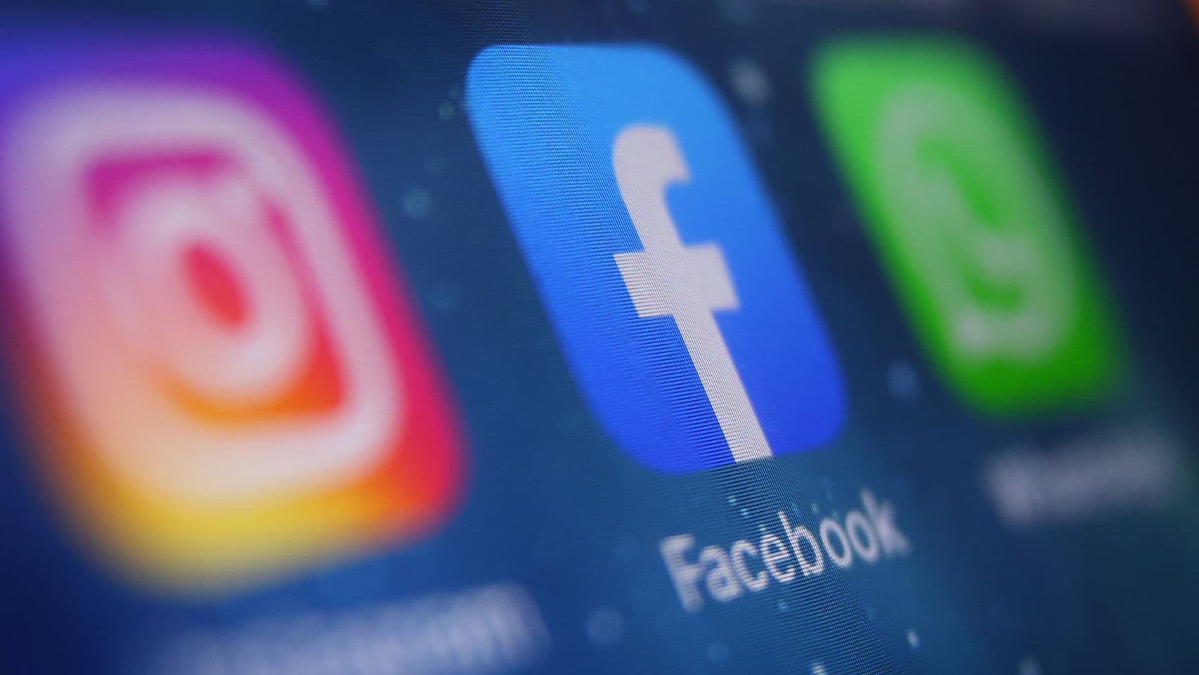 Los iconos de Instagram, Facebook y WhatsApp vistos de cerca en la pantalla de un teléfono