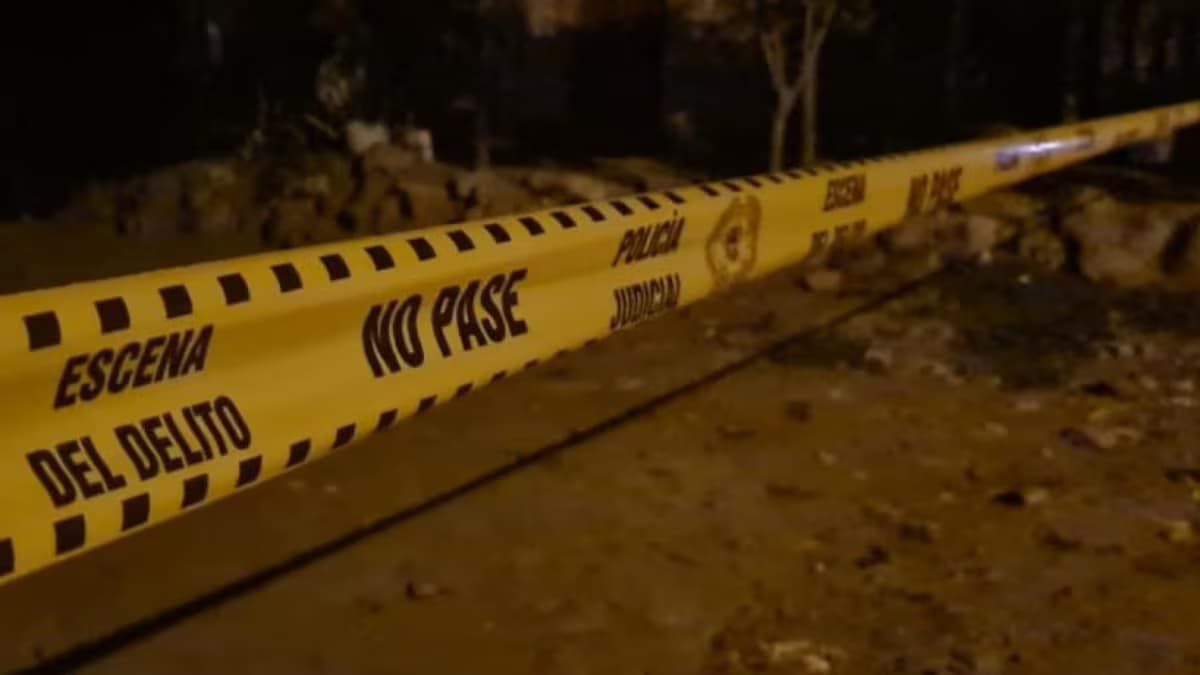 Cinta amarilla de la Policía Judicial que acordona una escena del crimen, de noche (imagen de referencia)
