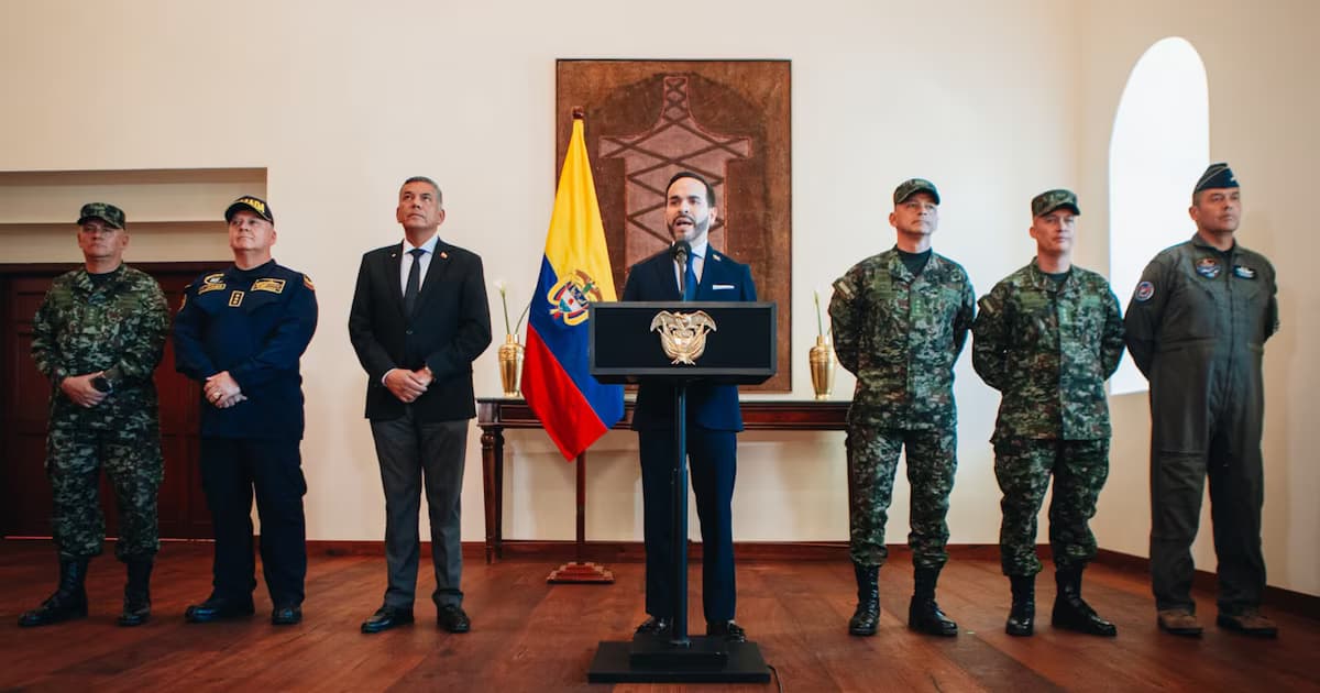 El presidente Abelardo de la Espriella habla en un atril acompañado por oficiales de las Fuerzas Militares y la Policía