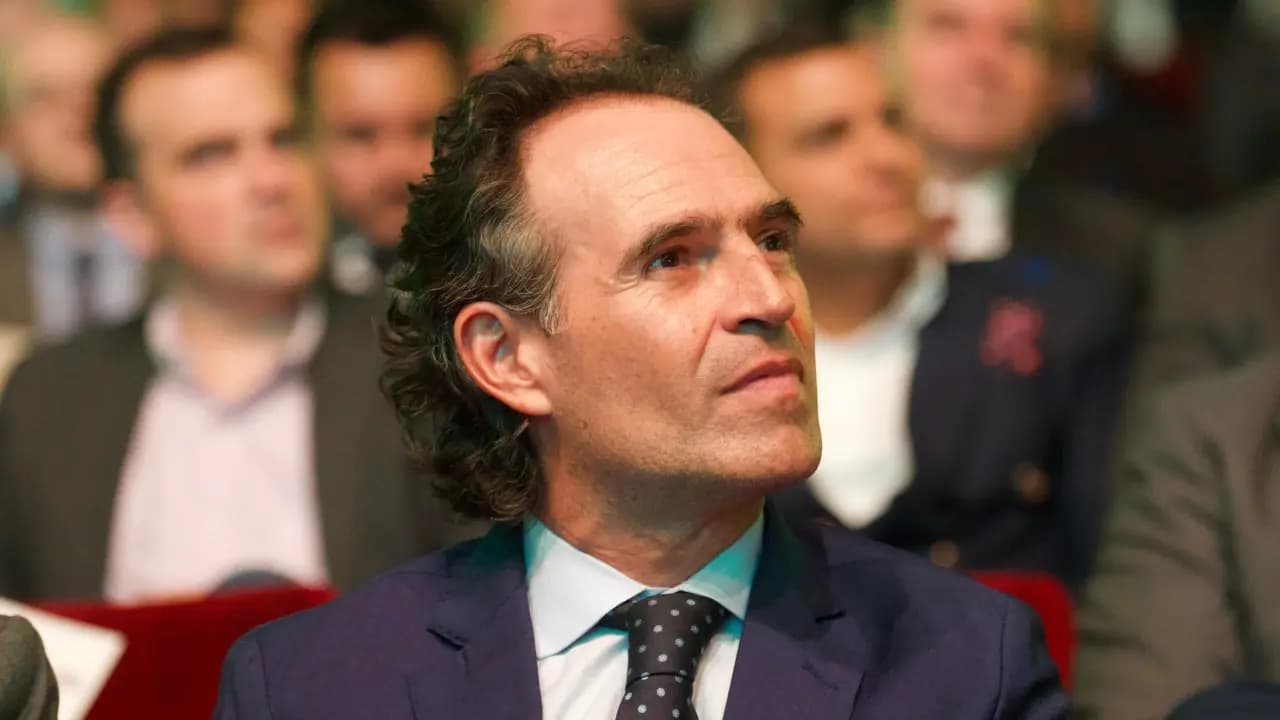 Federico Gutiérrez, alcalde de Medellín, sentado entre el público durante un evento