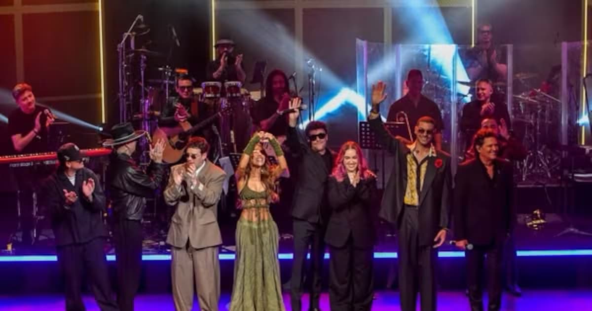 Carlos Vives, Piso 21, Ela Taubert, Juliana y otros artistas saludan al público en el escenario del Teatro Colsubsidio, en Bogotá