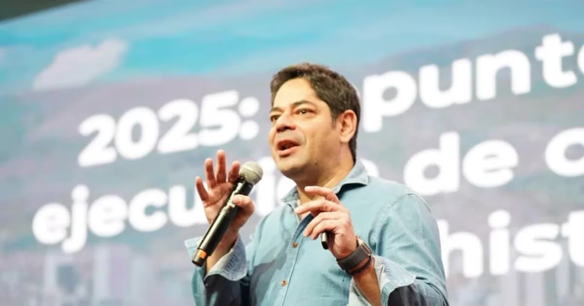 Guillermo Herrera habla con un micrófono en la mano durante una intervención pública