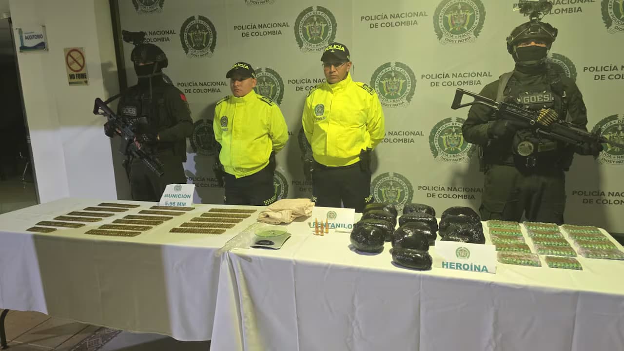 Policías custodian la heroína, el fentanilo y la munición incautados en Nariño