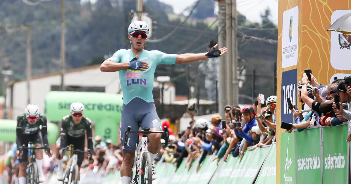Wilmar Paredes, del Team Medellín, celebra con los brazos abiertos al cruzar la meta en Zipaquirá