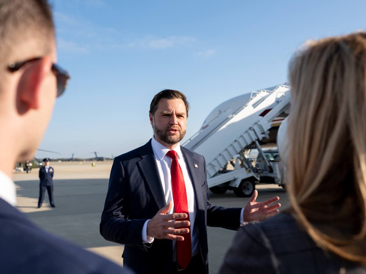 El vicepresidente de Estados Unidos, JD Vance, habla en la pista junto a un avión oficial