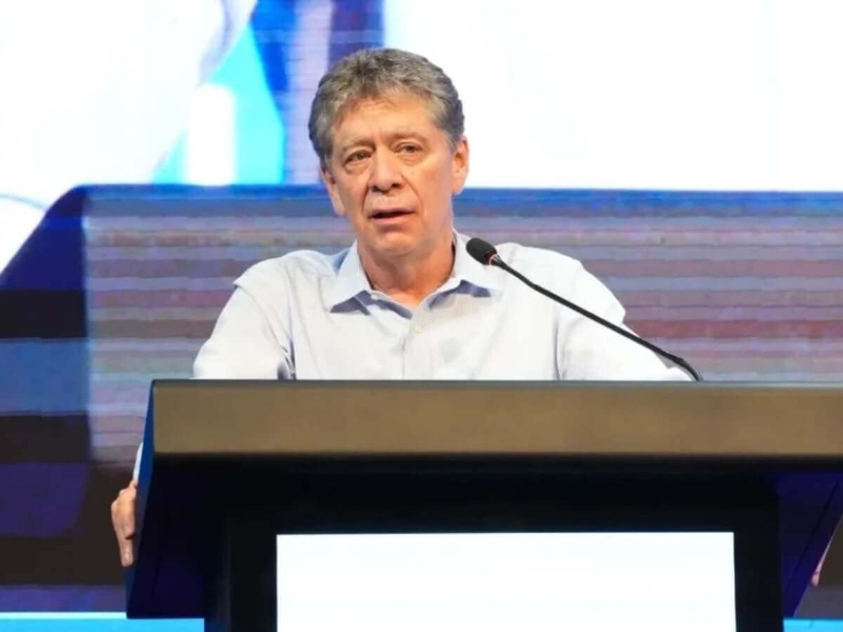Bruce Mac Master habla en un atril