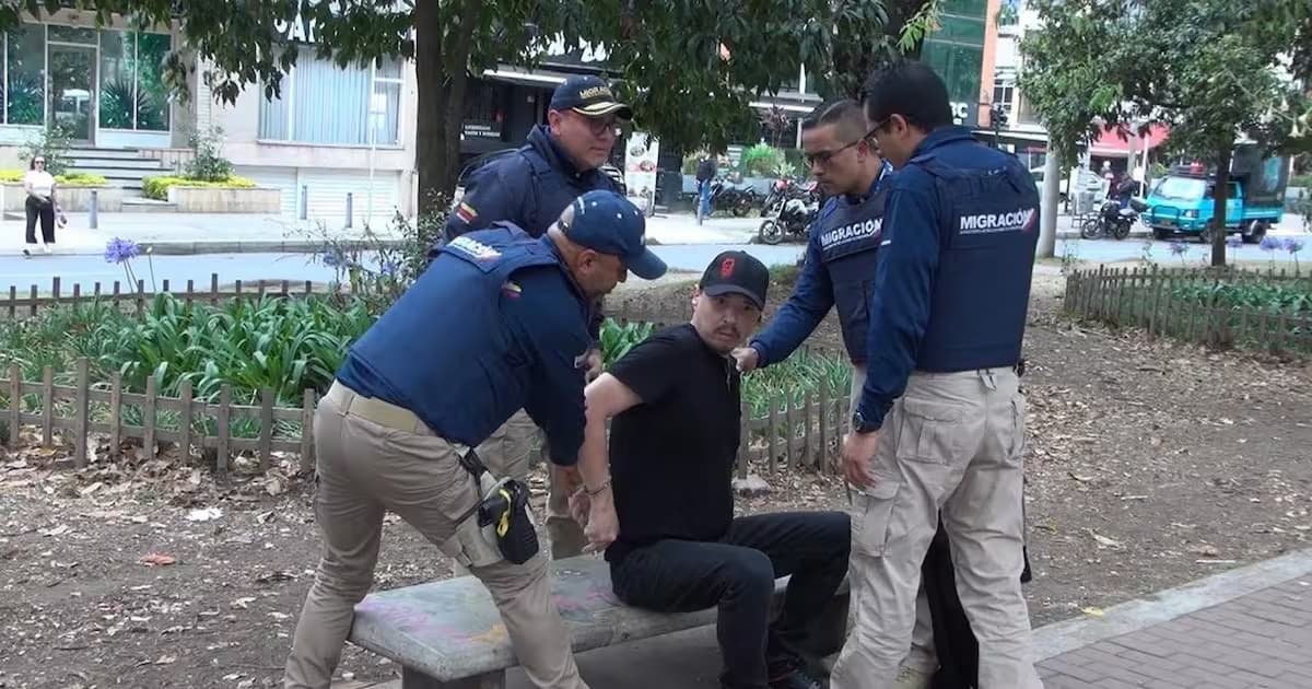 Agentes de Migración Colombia detienen a Sergei Vagin en un parque