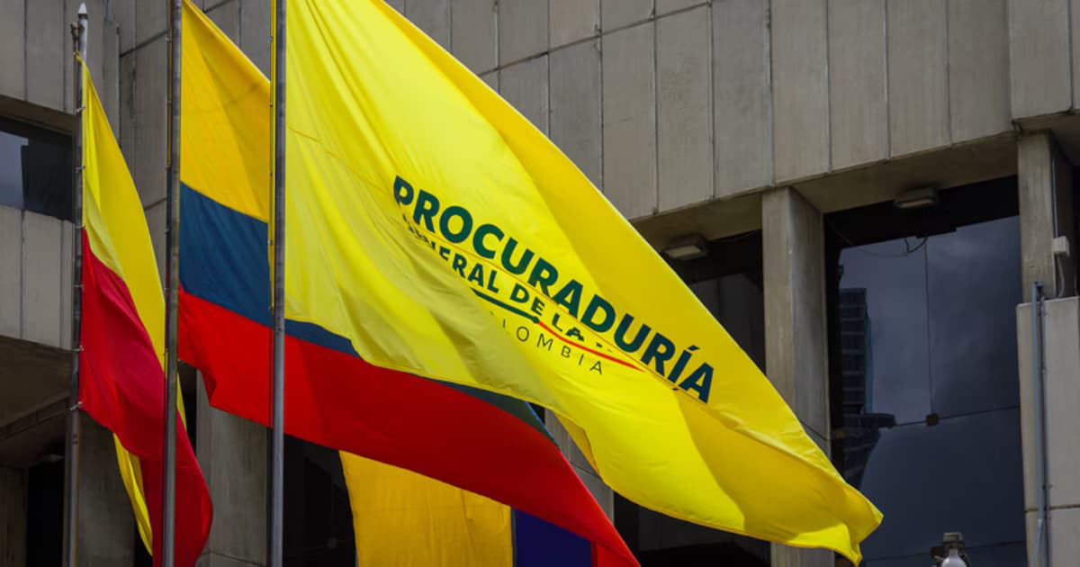 Banderas ondean frente a la sede de la Procuraduría General de la Nación