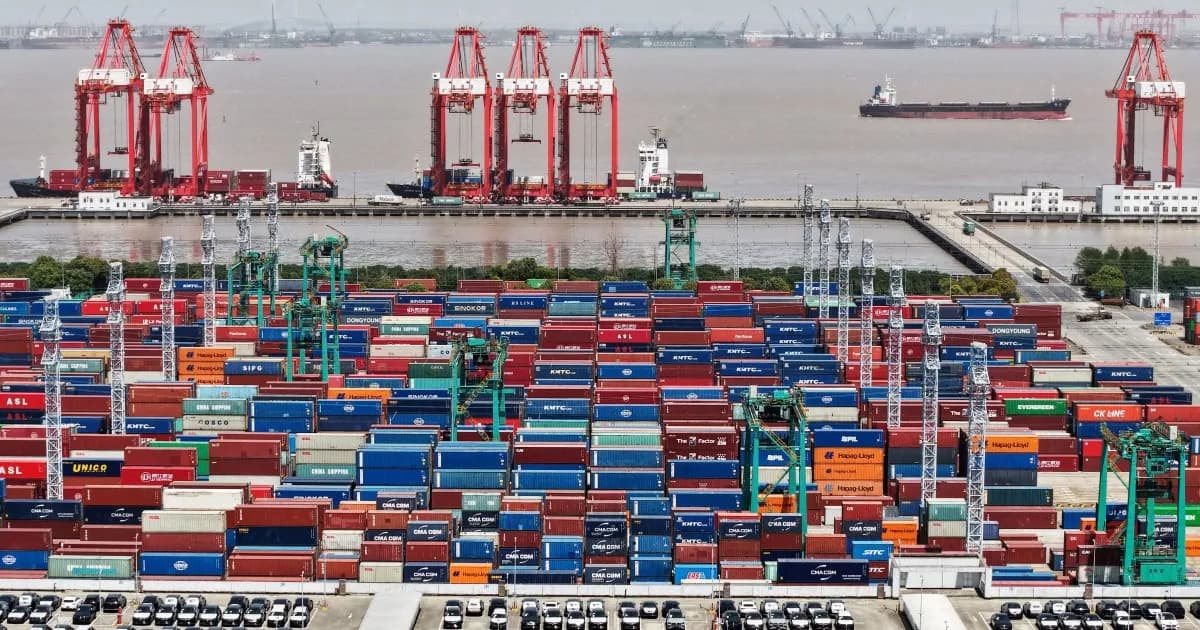 Contenedores apilados y grúas en un puerto de China