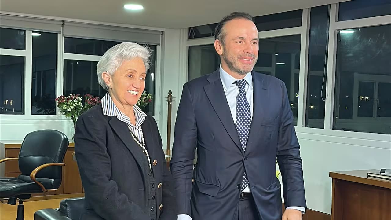 La ministra de Educación, Ilva Myriam Hoyos, y el alcalde de Cali, Alejandro Eder, durante su reunión