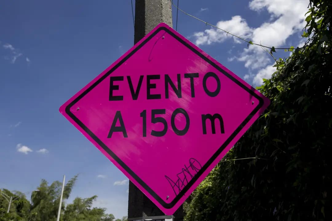 Señal vial fucsia que advierte un evento a 150 metros en Medellín